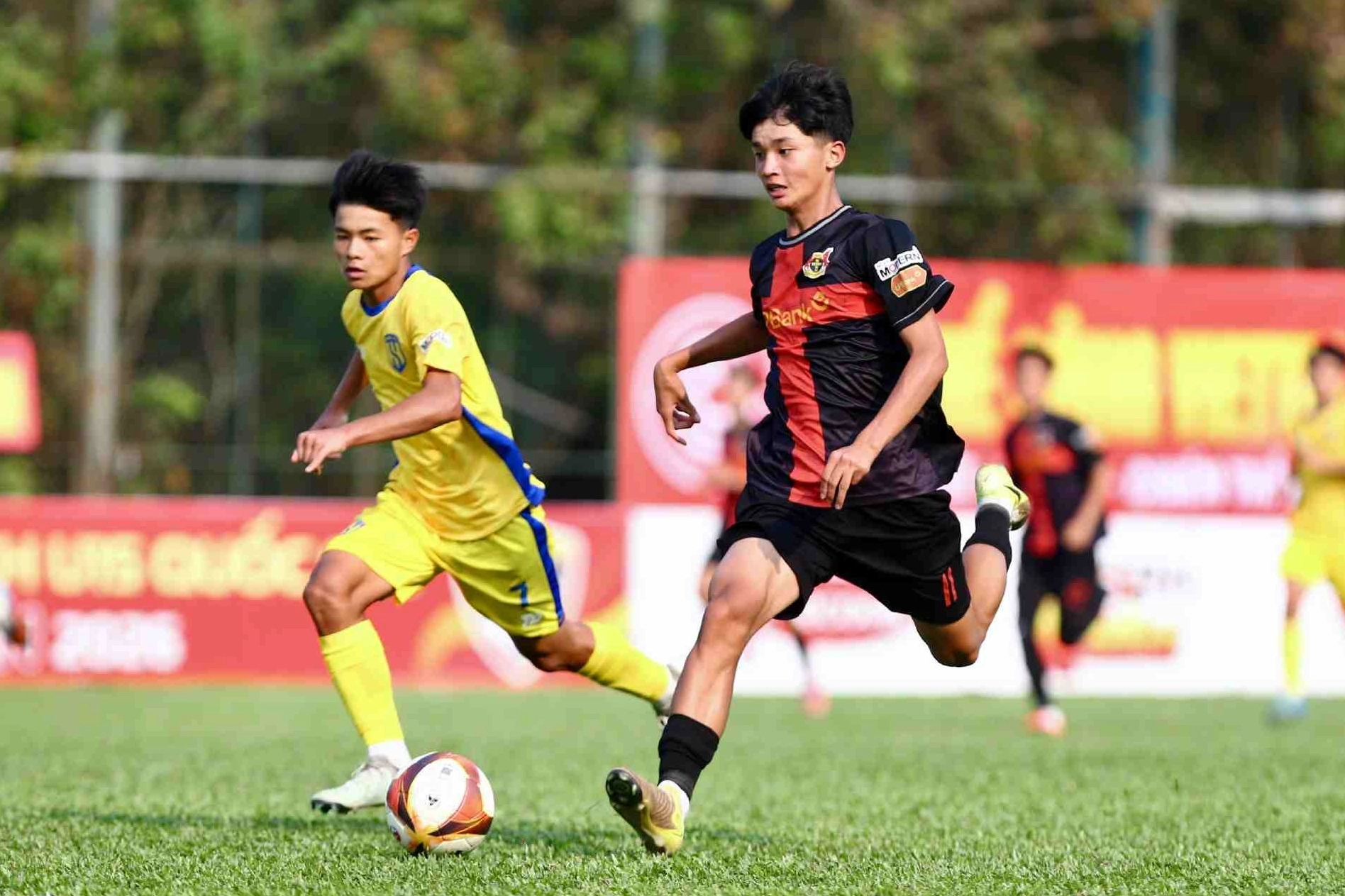 Cầu thủ trẻ thi đấu nỗ lực tại vòng chung kết giải bóng đá U15 quốc gia