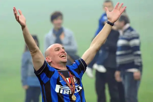 Esteban Cambiasso nâng cao chiếc cúp bạc Champions League cùng Inter Milan