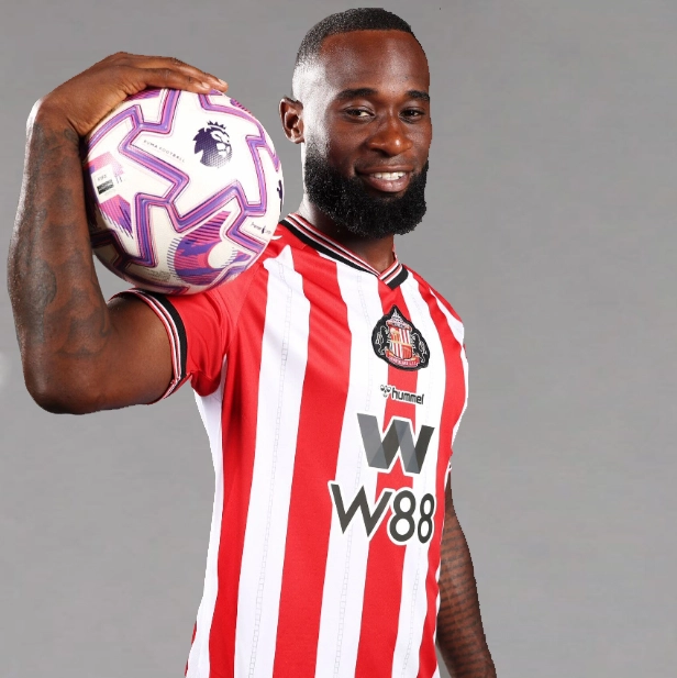 Hậu vệ Lutsharel Geertruida trong màu áo thi đấu chuyên nghiệp với phong thái tự tin