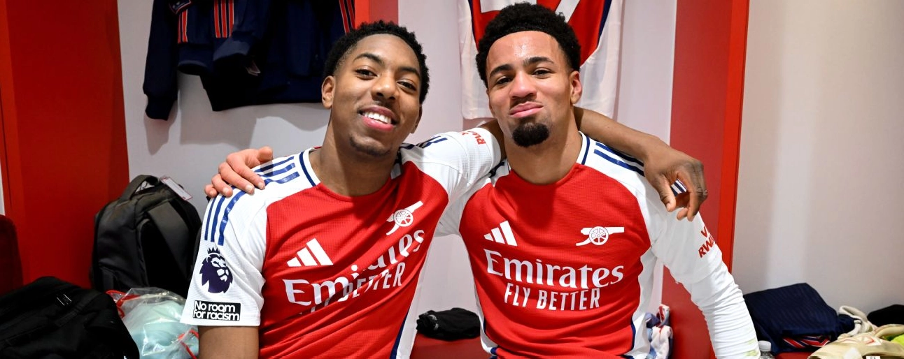 Sự xuất hiện của Myles Lewis Skelly và Ethan Nwaneri vỡ òa ăn mừng trong phòng thay đồ Arsenal sau trận thắng Man City