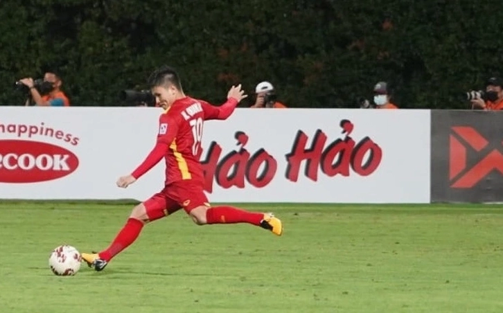 Tình huống cầu thủ Elias Dolah đối đầu với sự khéo léo của các cầu thủ tấn công khu vực