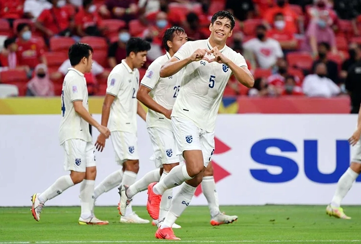 Trung vệ Elias Dolah khoe chiều cao ấn tượng 1m96 trong buổi tập