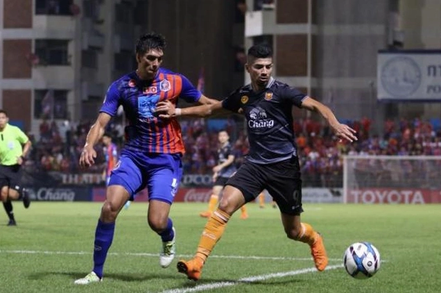 Trung vệ Elias Dolah trong trang phục tập luyện cùng đồng đội tại Đội tuyển Thái Lan