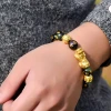 Nữ đeo vòng phong thủy tay nào để hút tài lộc, may mắn?