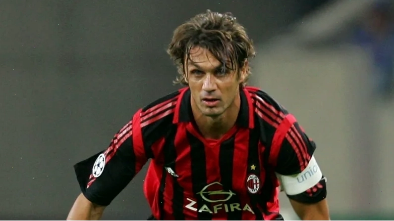 Maldini chỉ đạo h&agrave;ng ph&ograve;ng ngự tr&ecirc;n s&acirc;n