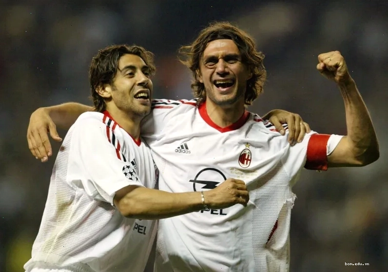 Paolo Maldini ăn mừng chiến thắng c&ugrave;ng đồng đội