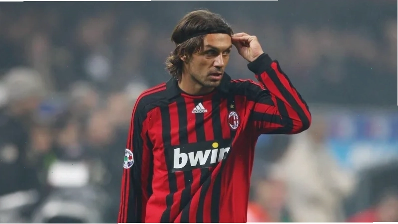 Paolo Maldini trong trang phục &aacute;o đấu AC Milan truyền thống