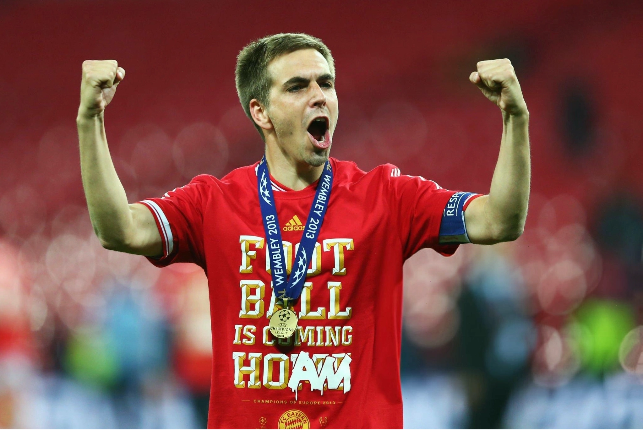 Philipp Lahm kiểm soát bóng trên sân cỏ