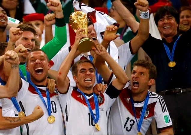 Philipp Lahm nâng cao chiếc cúp vô địch World Cup 2014
