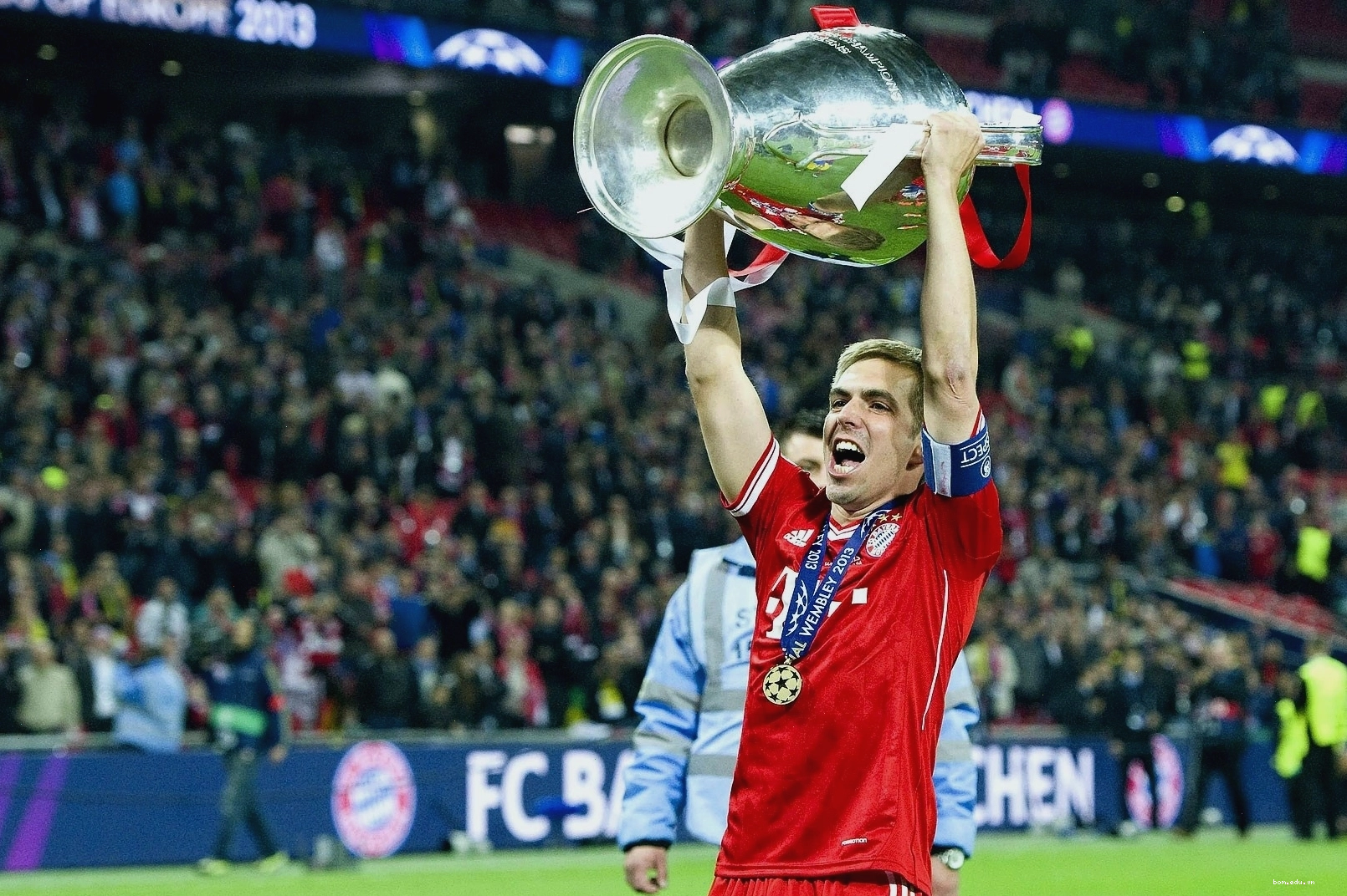 Philipp Lahm trao đổi chiến thuật cùng huấn luyện viên Pep Guardiola