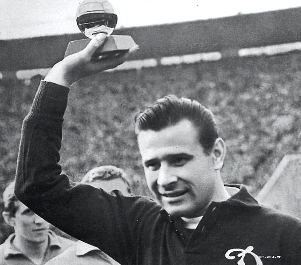 Thủ môn Lev Yashin trong đội hình của Cruyff
