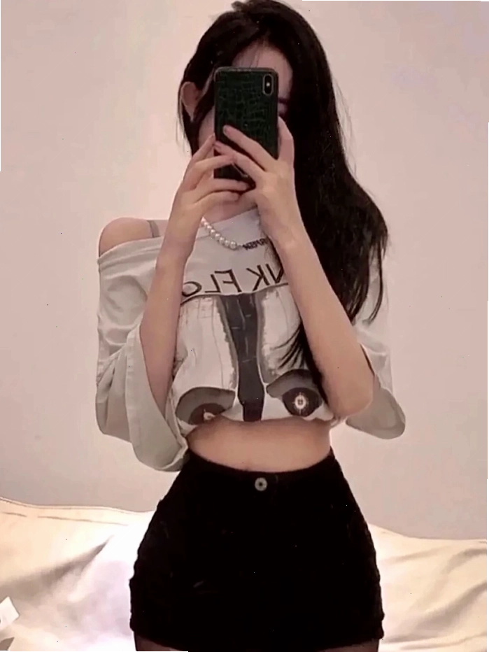 Ảnh gái xinh che mặt bằng điện thoại, biểu cảm ngầu và cá tính