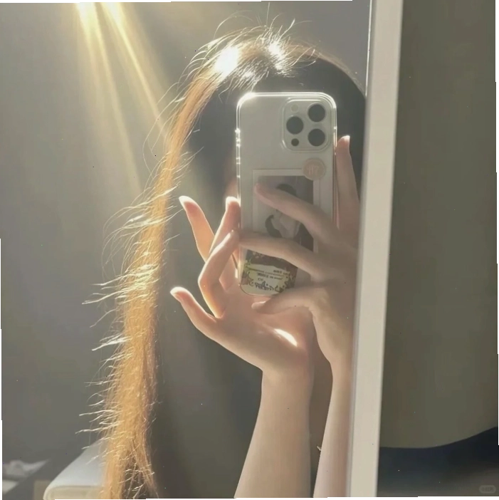 Ảnh gái xinh che mặt bằng điện thoại iPhone, tạo vẻ ngoài sành điệu