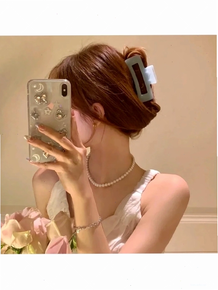 Ảnh gái xinh che mặt bằng điện thoại với phong cách cực cuốn hút