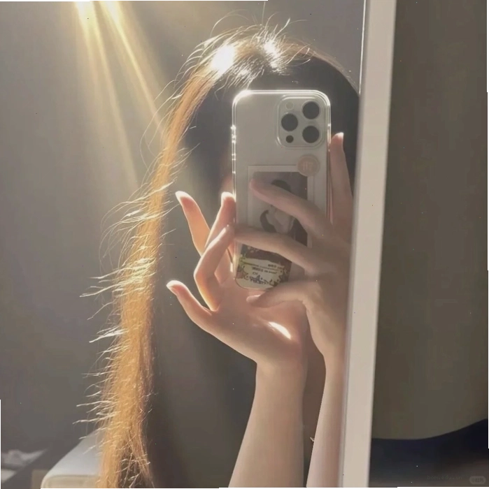 Ảnh gái xinh với điện thoại iPhone che mặt thể hiện phong cách thời thượng