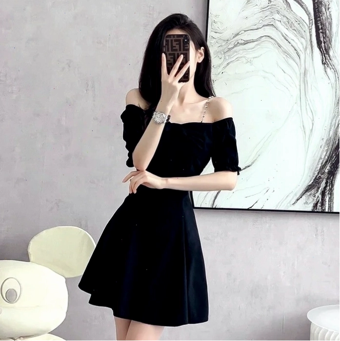 Ảnh girl xinh che mặt bằng điện thoại dưới ánh sáng đẹp, lung linh và huyền ảo