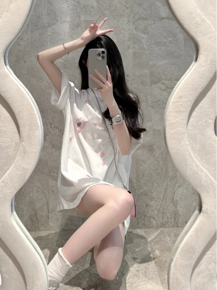 Ảnh girl xinh che mặt bằng điện thoại trước gương, khoe góc nghiêng thần thánh