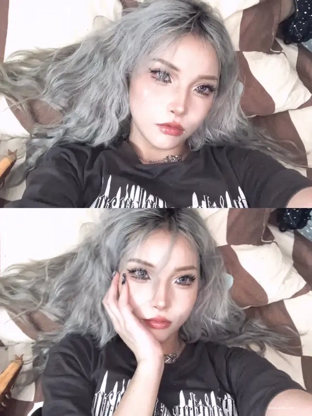 Ảnh selfie cô gái tóc xám nằm trên giường