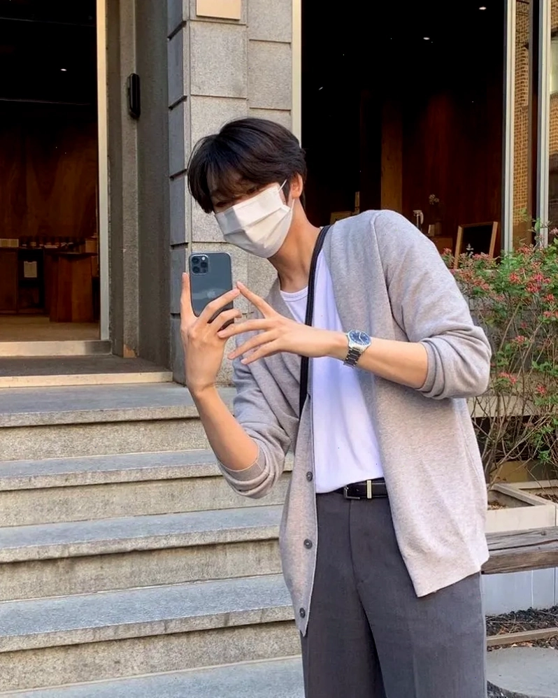 Avatar trai đẹp che mặt chụp selfie đầy cá tính