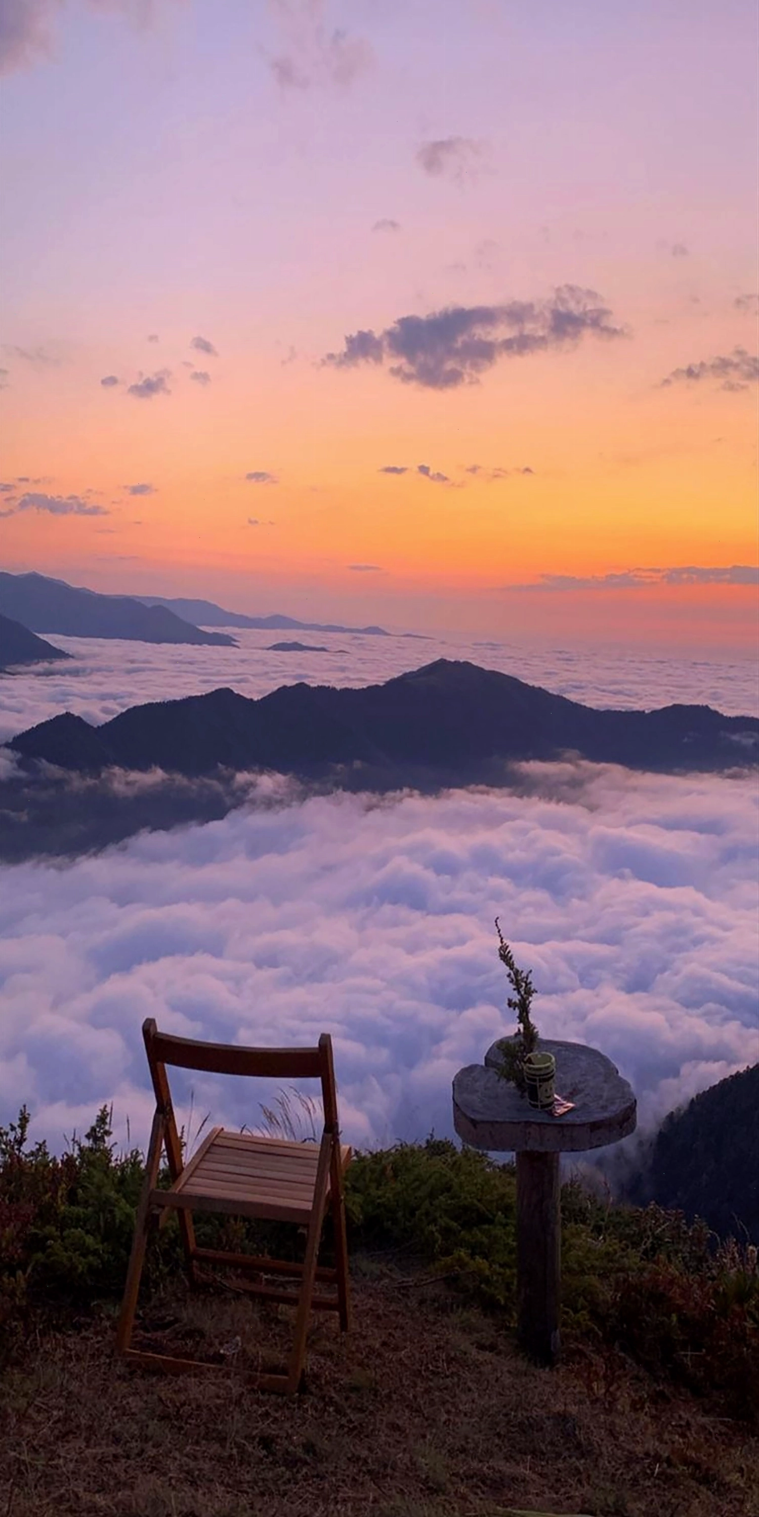 Bầu trời hoàng hôn với những gam màu ấm áp, lãng mạn