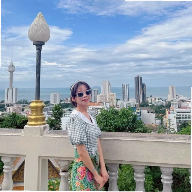 Bé gái sinh năm 2021 hợp màu vàng và nâu đất