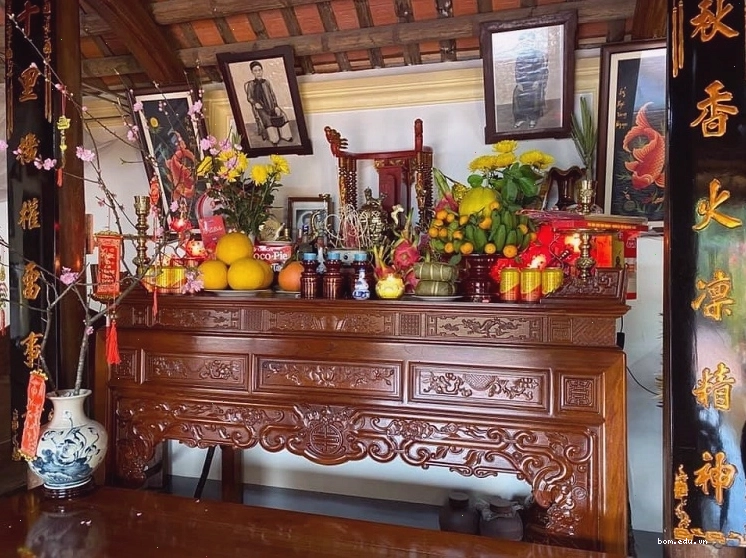Bình hoa và mâm quả trên bàn thờ gia tiên