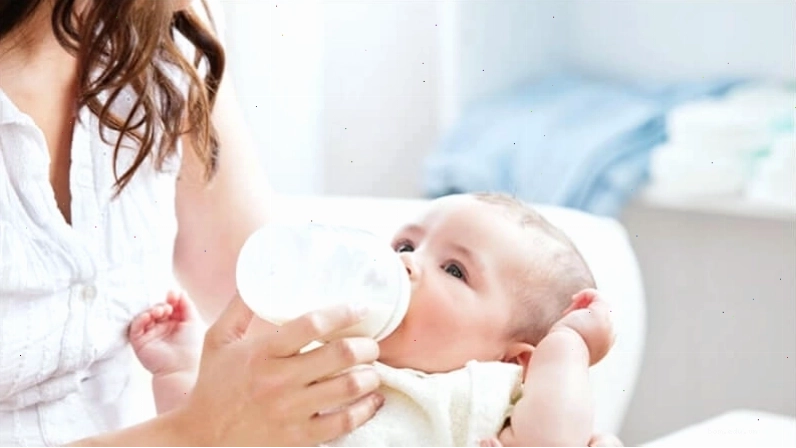 Bổ sung dinh dưỡng đầy đủ cho bé gái qua sữa mẹ và sữa công thức