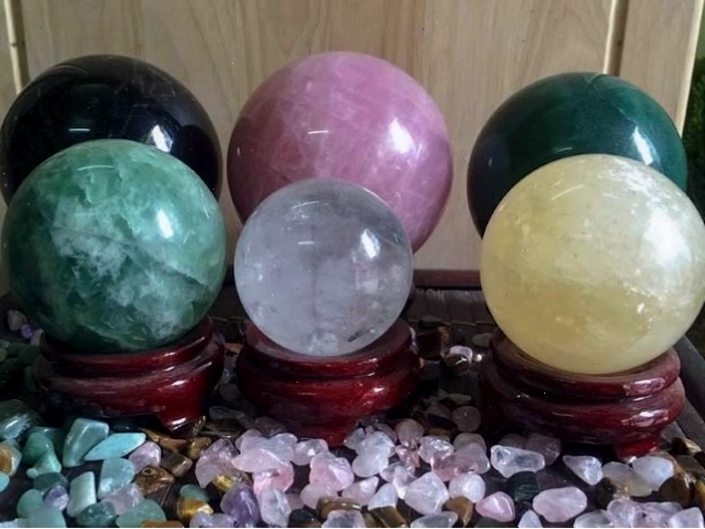 Các quả cầu phong thủy trên bàn làm việc