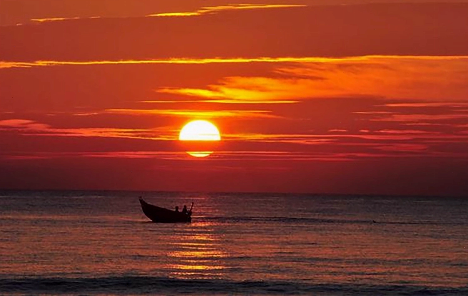 Cảnh biển lúc bình minh với bầu trời đầy màu sắc