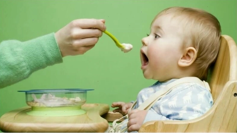 Cho bé ăn đúng giờ, đảm bảo cung cấp đủ năng lượng cho các hoạt động trong ngày.