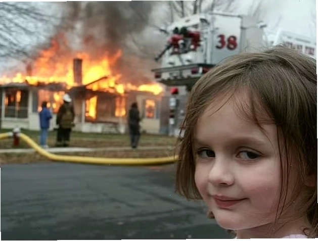 Cô bé Disaster Girl đứng trước đám cháy