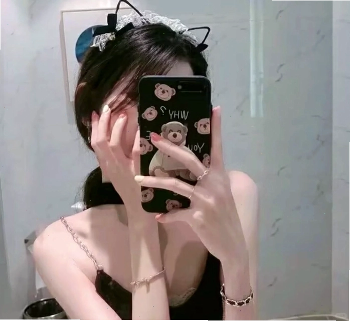 Cô gái che mặt bằng điện thoại khi nhìn vào gương, tạo hiệu ứng chiều sâu