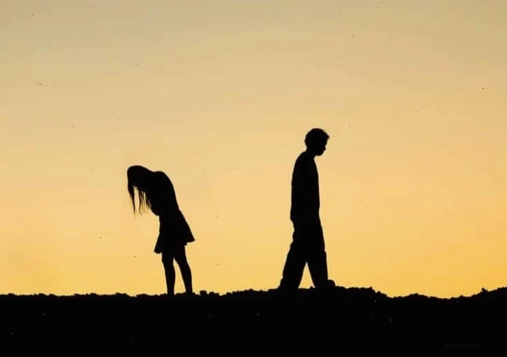 Cô gái ngồi một mình nhìn ra cửa sổ, tâm trạng buồn vì thất tình