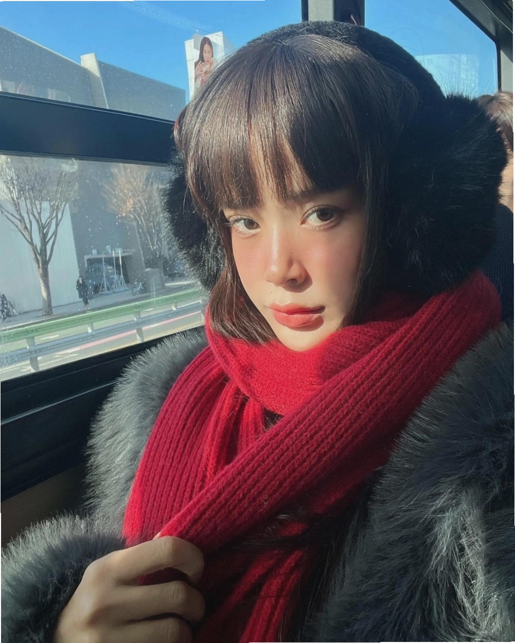 Cô gái tạo dáng cute với trang phục dễ thương