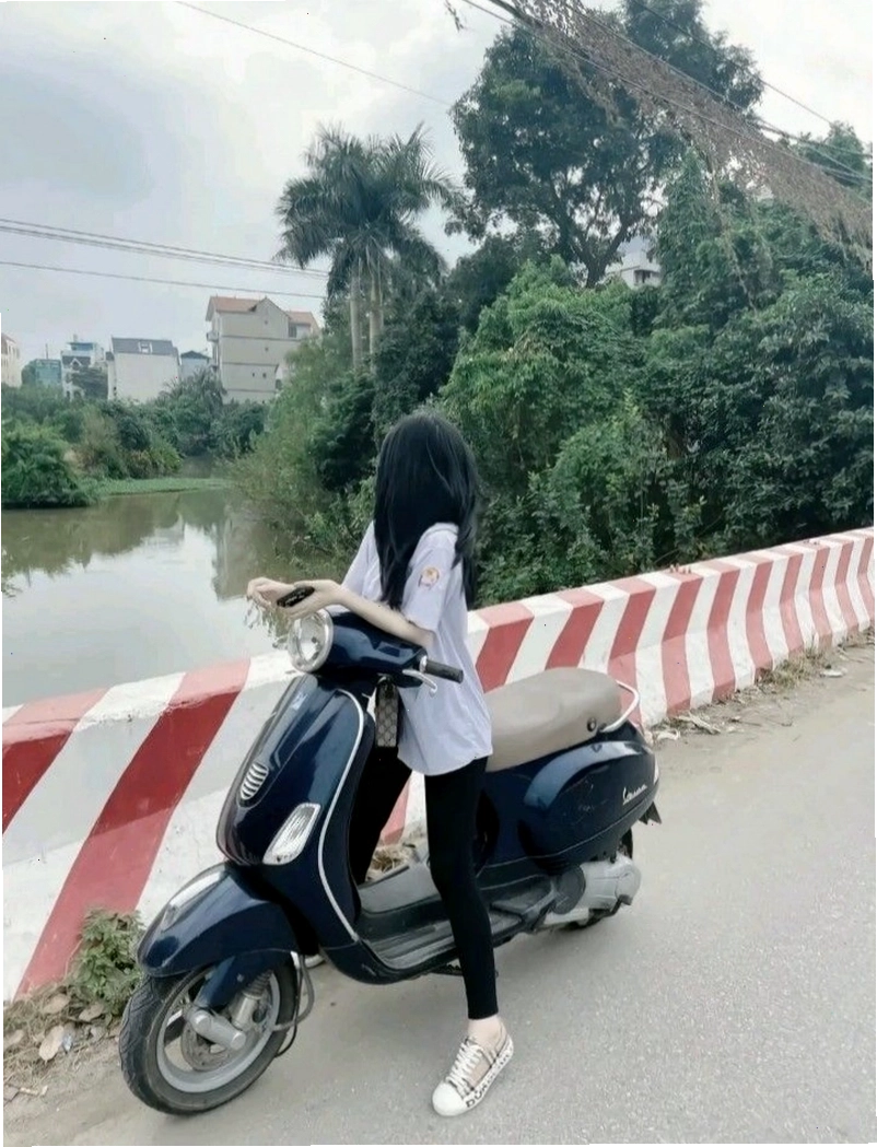 Cô gái trẻ trung tạo dáng tự tin trước ống kính