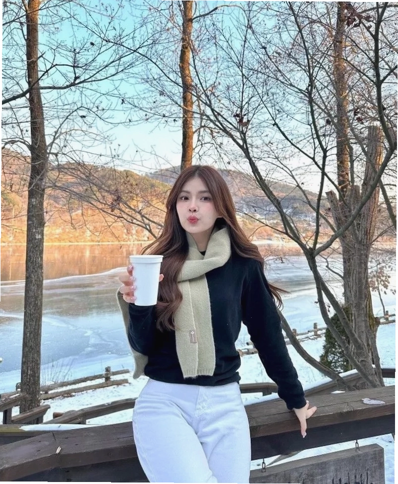 Cô gái Trung Quốc tóc dài nhẹ nhàng chuẩn visual học đường