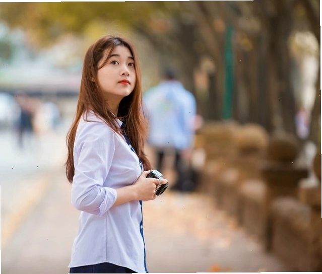 Cô gái Việt Nam duyên dáng trong tà áo dài