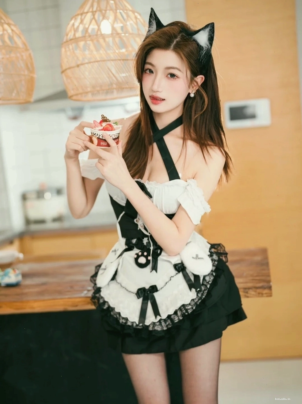 Cô gái xinh đẹp trong trang phục hầu gái truyền thống