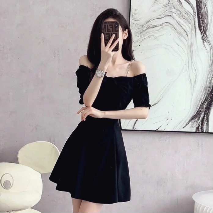 Cô gái xinh đẹp với ánh sáng lung linh khi che mặt bằng điện thoại
