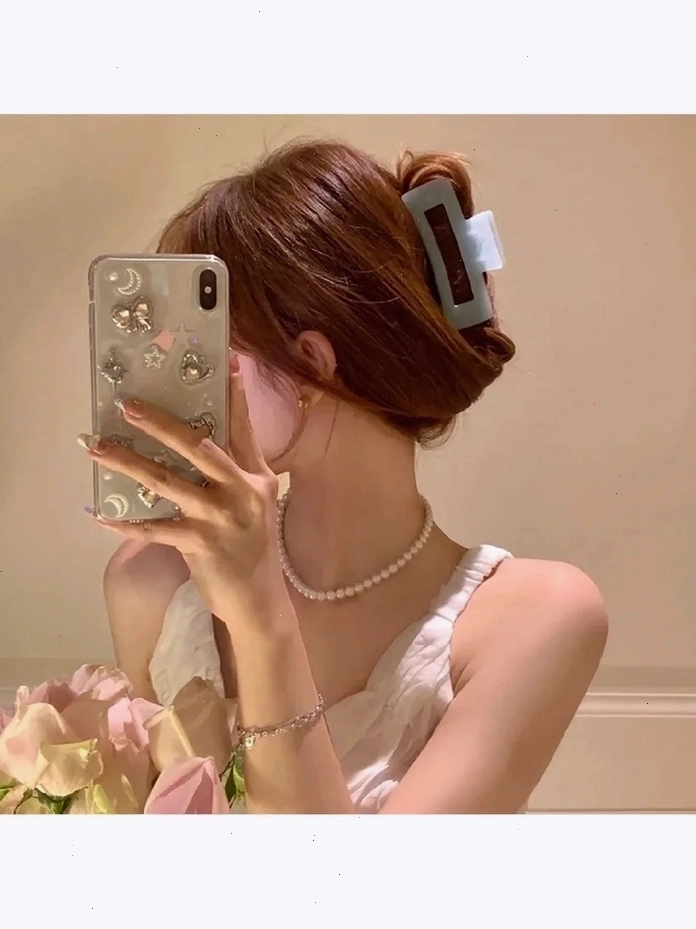 Cô gái xinh đẹp với biểu cảm cuốn hút khi che mặt bằng điện thoại