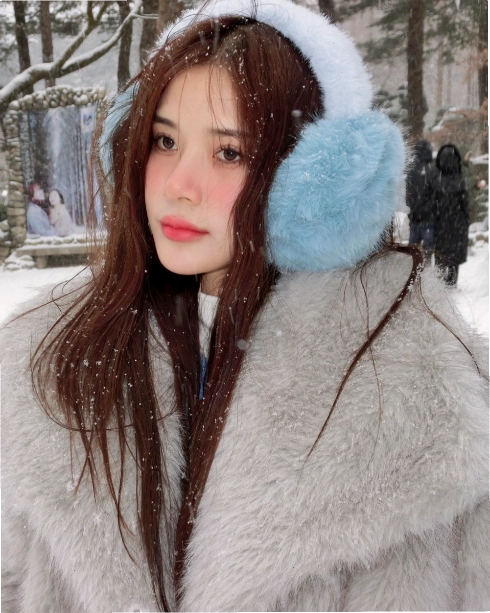 Cô gái xinh xắn sở hữu nét đẹp gái cute rạng rỡ dưới nắng