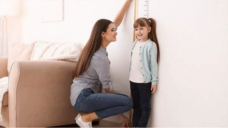 Có nhiều yếu tố ảnh hưởng đến chiều cao, cân nặng của bé