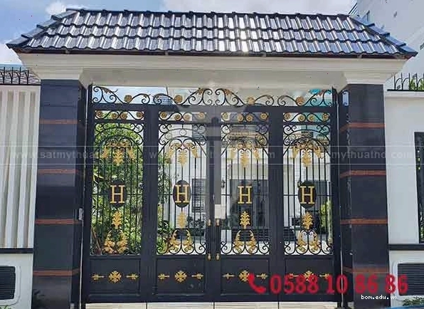 Cổng sắt 4 cánh với kích thước cân đối theo phong thủy