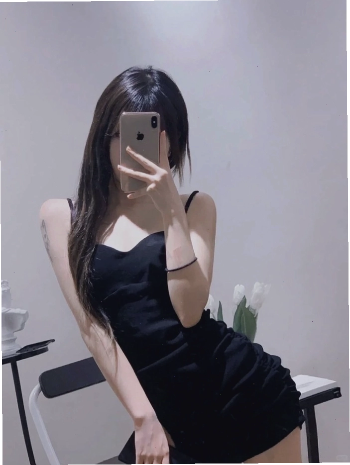 Gái xinh che mặt bằng điện thoại, tạo vibe bí ẩn và thu hút