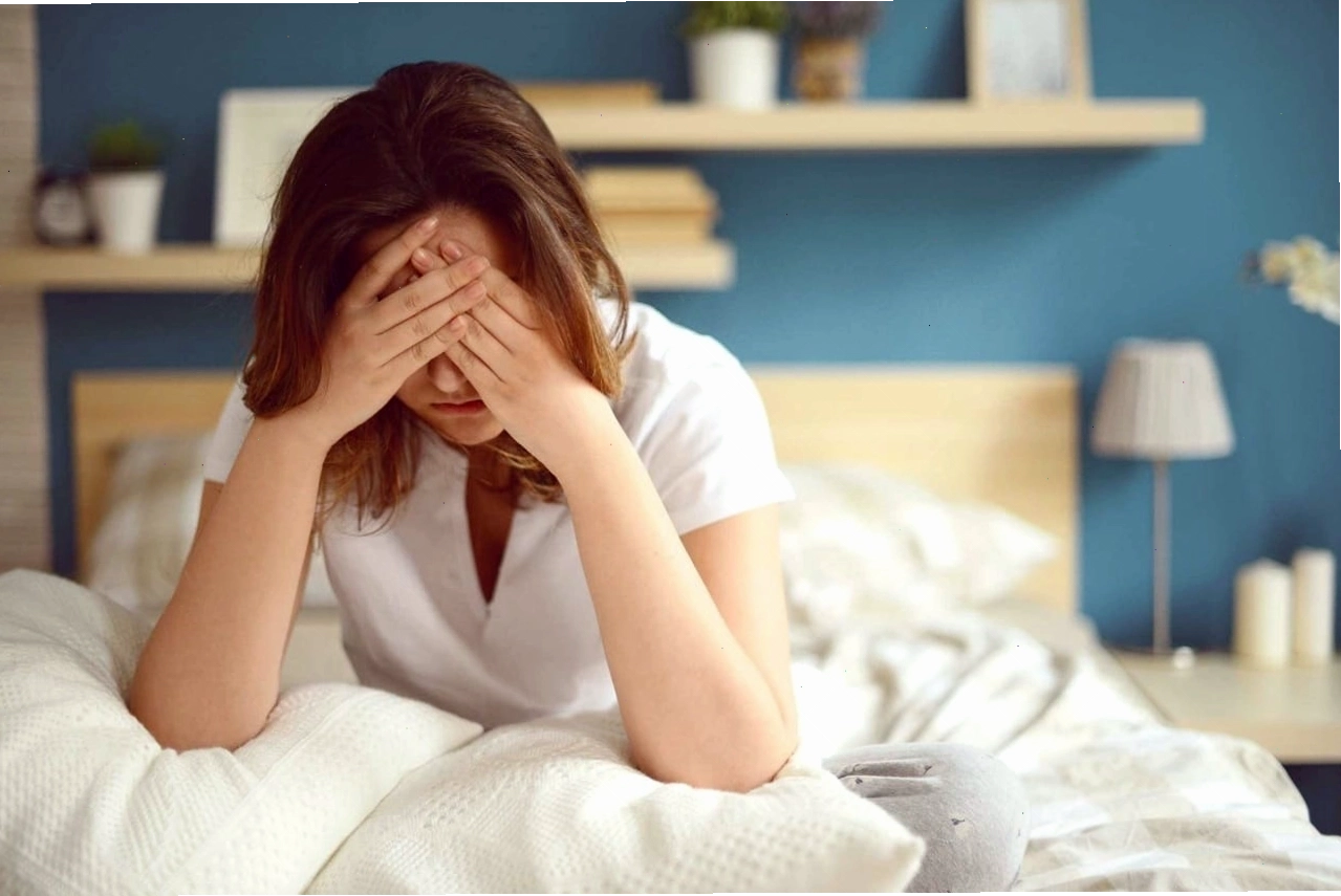 Hình ảnh minh họa tình trạng thiếu ngủ, một trong những nguyên nhân chính gây ra quầng thâm mắt