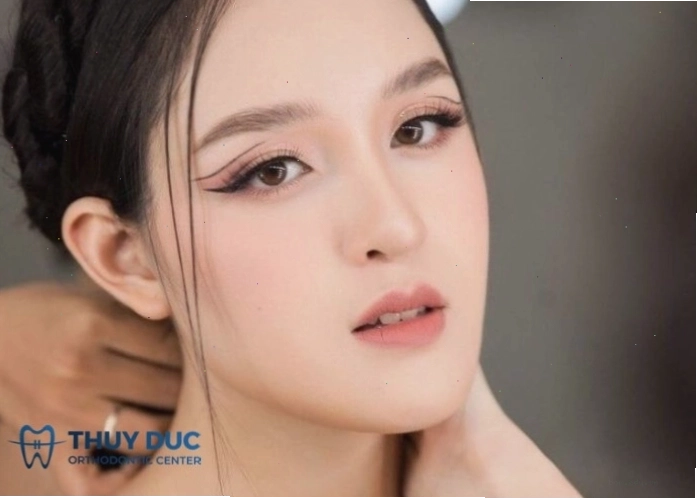 Hình ảnh người phụ nữ có khuôn mặt tròn và hàm cân đối