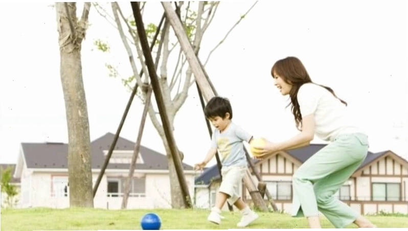 Hoạt động thể chất ngoài trời giúp bé phát triển khỏe mạnh và tăng trưởng chiều cao.