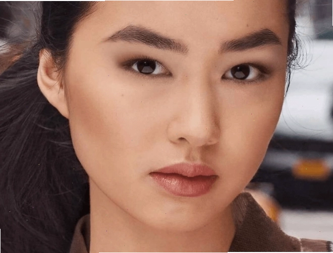 Lông mày hình tam giác, phần giữa nhọn lên mang ý nghĩa không tốt