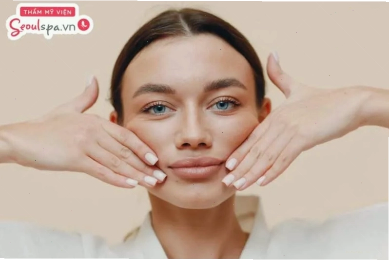 Massage mặt là một trong những cách hỗ trợ làm mờ rãnh nhăn sâu nếu kiên thì thực hiện đúng cách