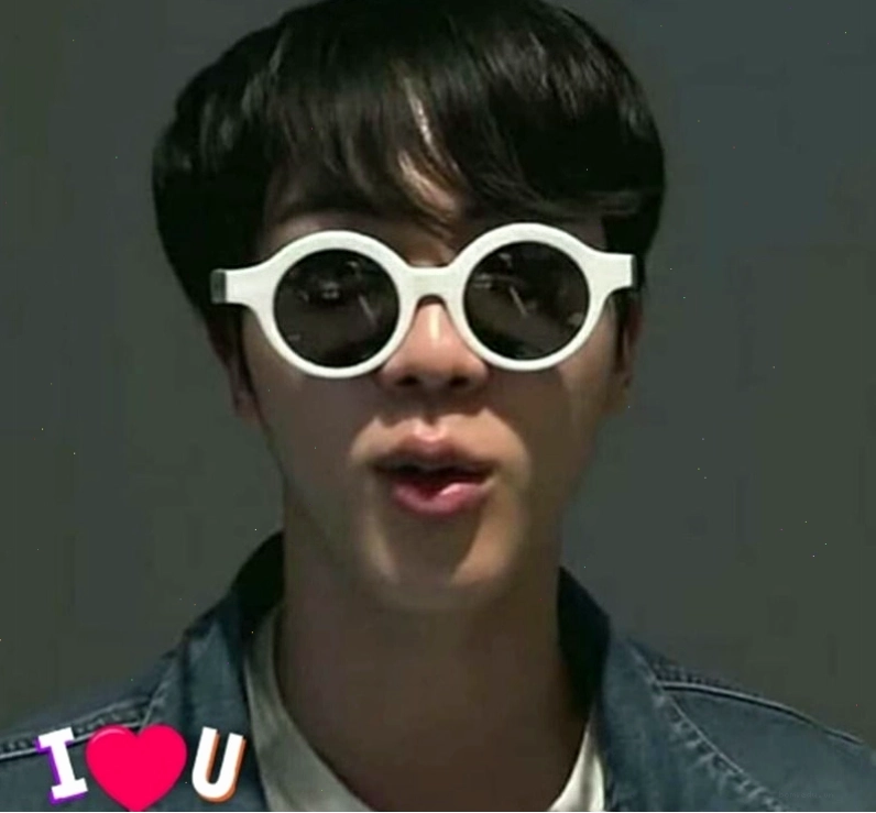 Meme chúc mừng sinh nhật với hình ảnh người nổi tiếng đang biểu cảm hài hước